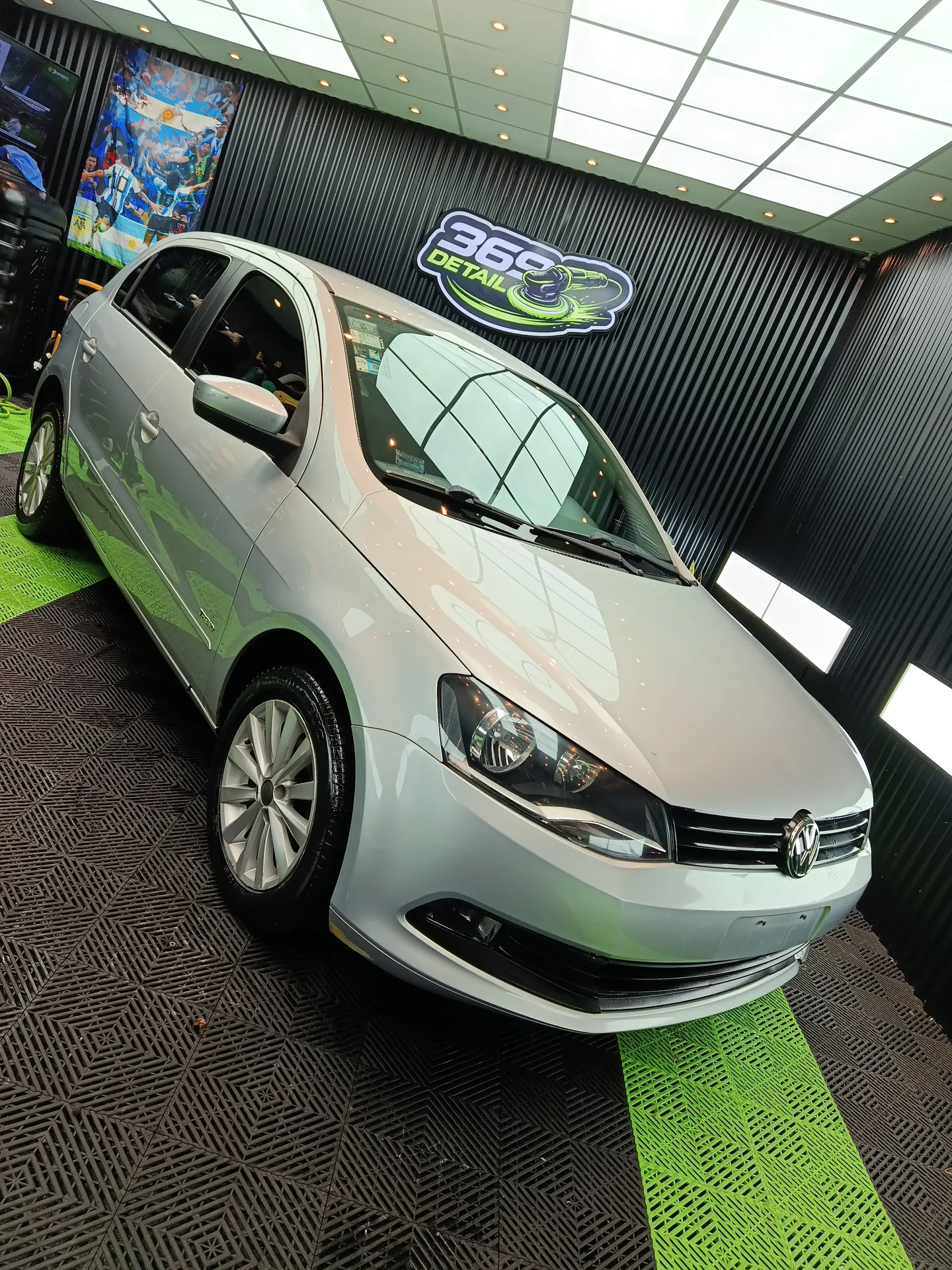Volkswagen Gol Trend — Lavado detallado — Carrocería — Después — 369 Detail, Lugano