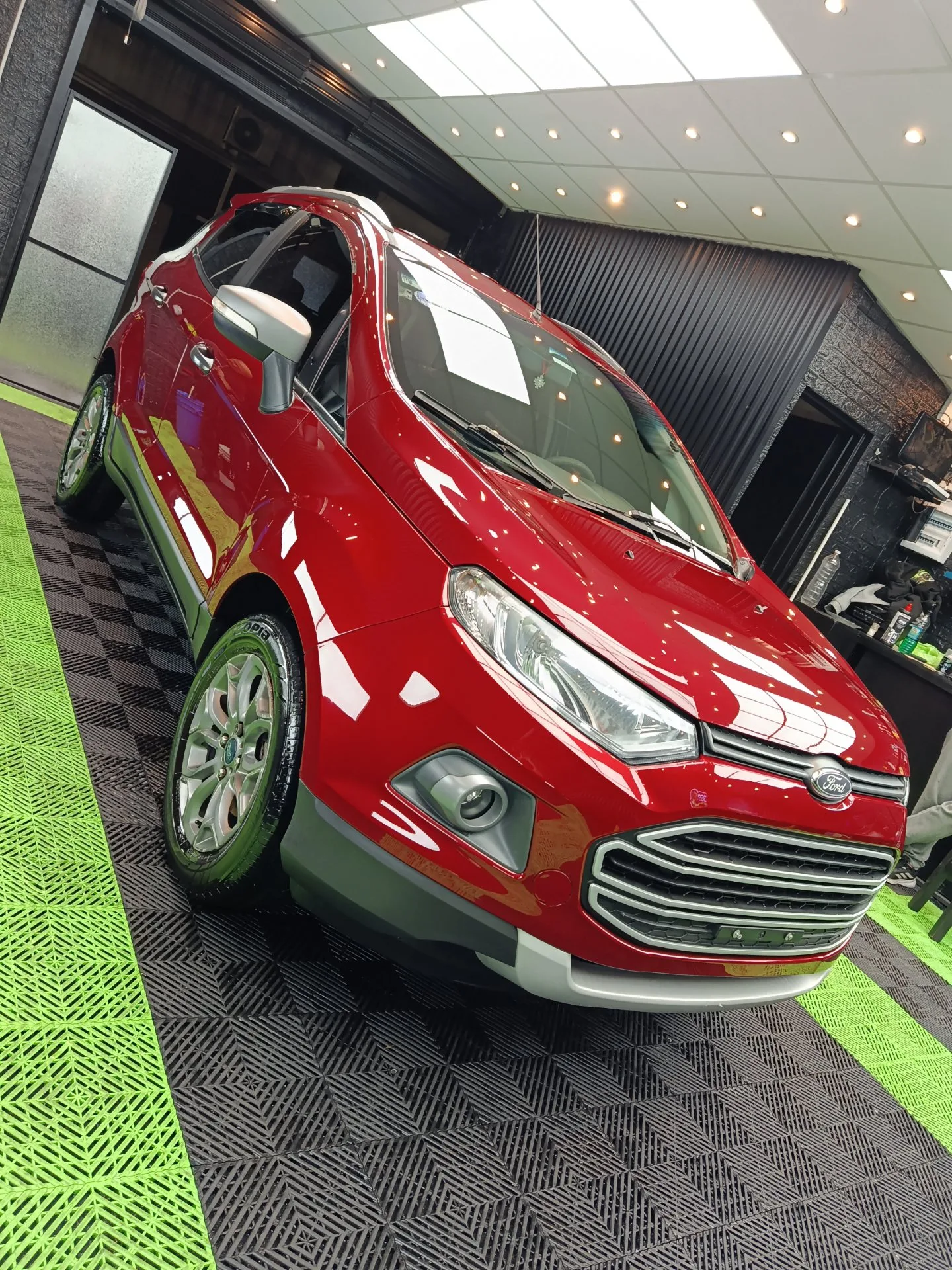 Ford Eco Sport — Abrillantado y realce de pintura — Carrocería — Después — 369 Detail, Lugano